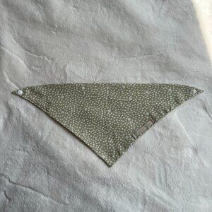 NWT Loic by Design Ditsy Daisy Floral Dog Bandana, Taupe + White, Size Medium
